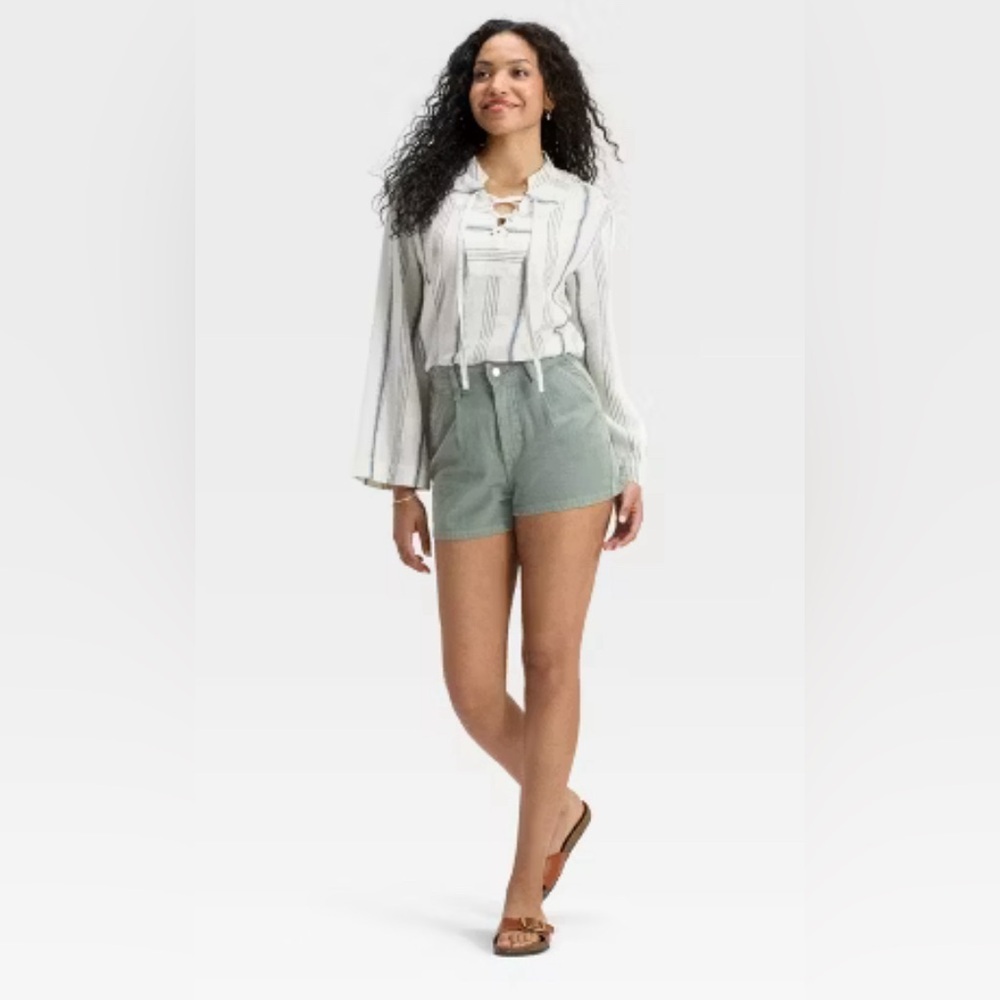 Universal thread women’s high-rise pleated jean shorts Light Green Size 10